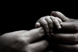 baby-hand-holding-mothers-hand1